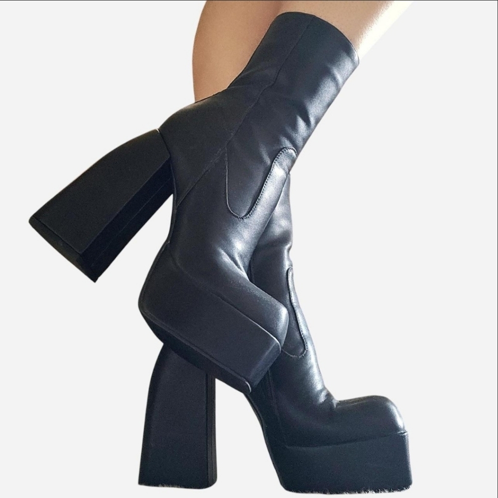 [SOLD] Steve Madden Black Platform Ankle Boots